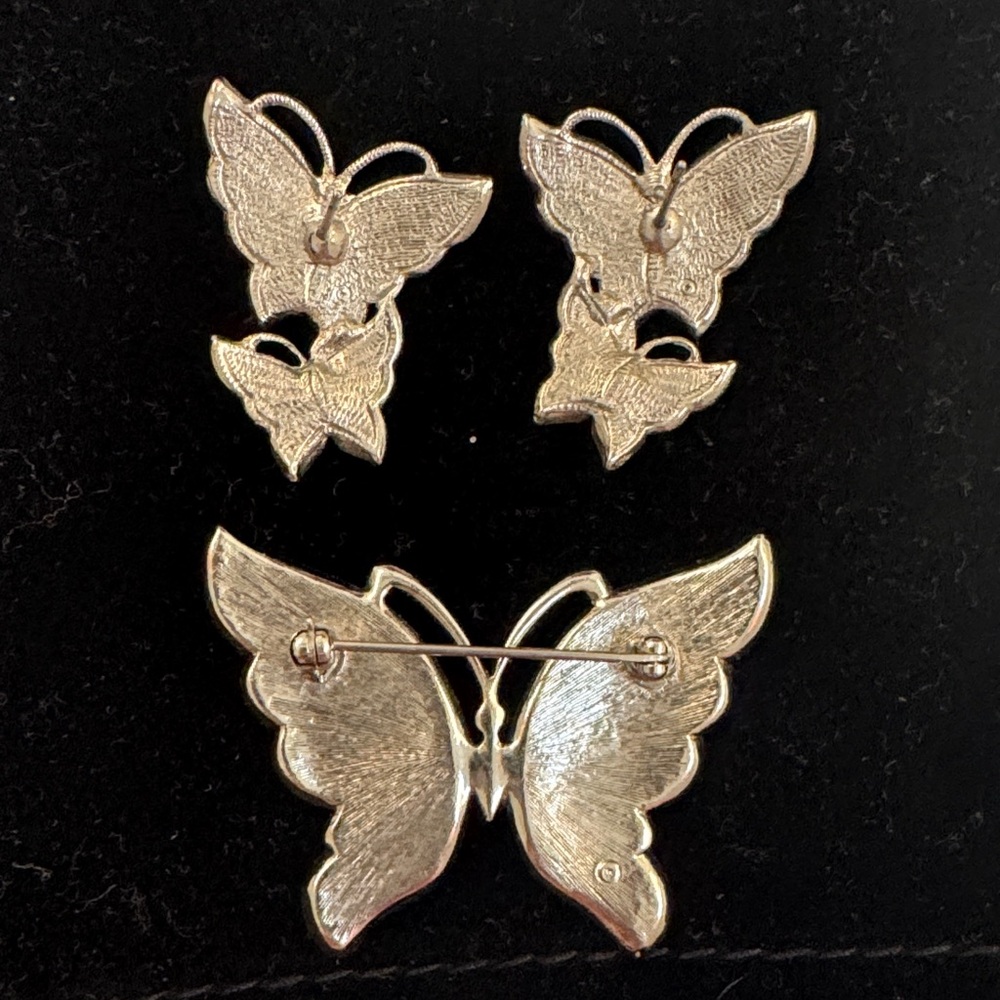 Elegant Butterfly Jewelry Set with Cream Accents - Picture 2 of 2